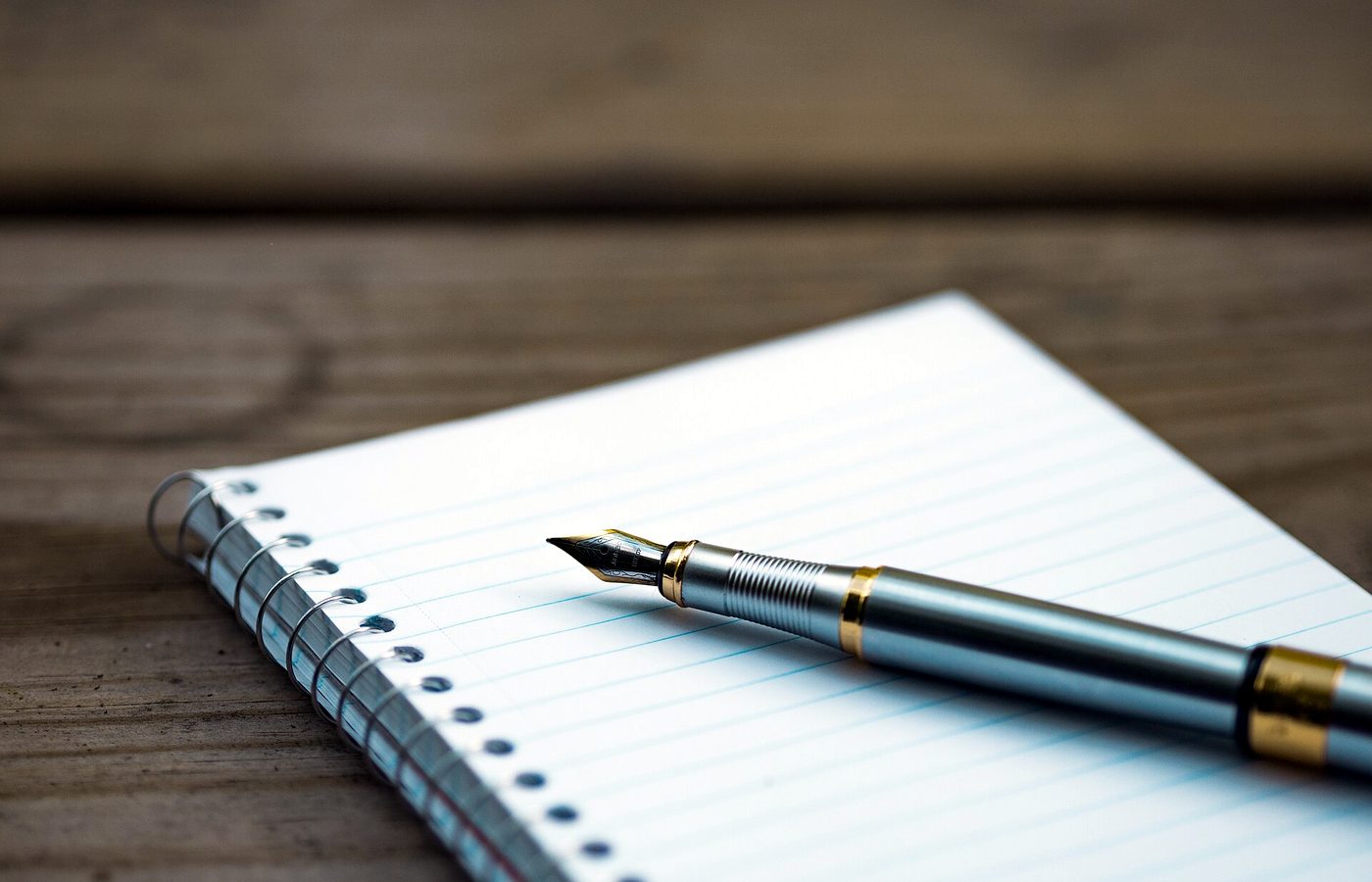 Carnet ouvert et stylo posés sur une table