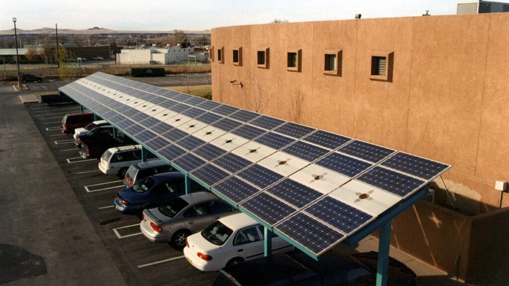Où poser des modules : toiture, ombrière ou plein champ